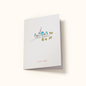 Illustrasjon av et hvitt Valentine-kort med teksten 'Glad i deg'. Kortet viser to små blå fugler som sitter sammen på en gren.