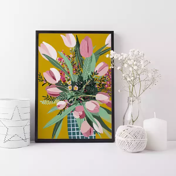 Bilde av plakat med tulipaner i koselig interiør