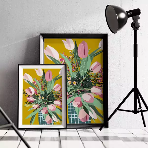 Bilde av to innrammede motiv av plakat med tulipanmotiv i miljø. Plakatene har samme motiv men er i ulike størrelser