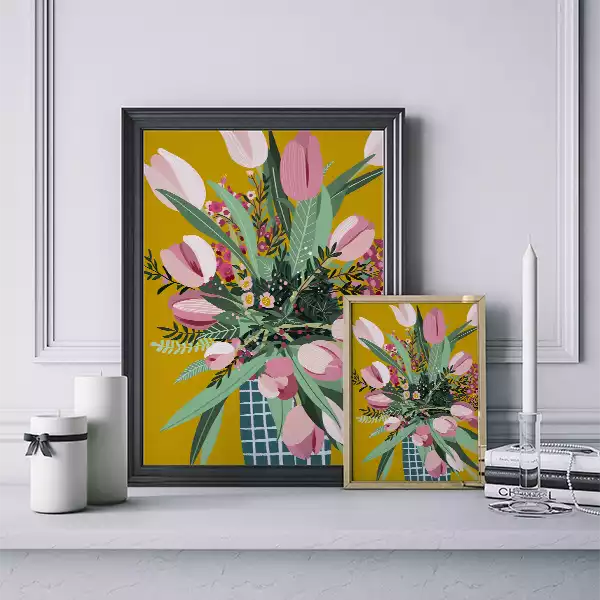 Bilde av to innrammede motiv av lakat med tulipanmotiv. Plakatene har samme motiv men er i ulike størrelser