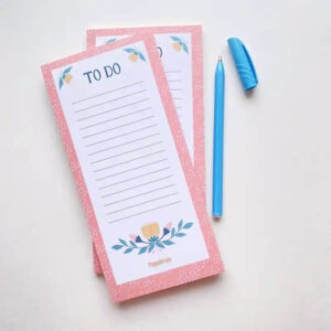 Bilde av en rosa to-do liste med blå penn ved siden av