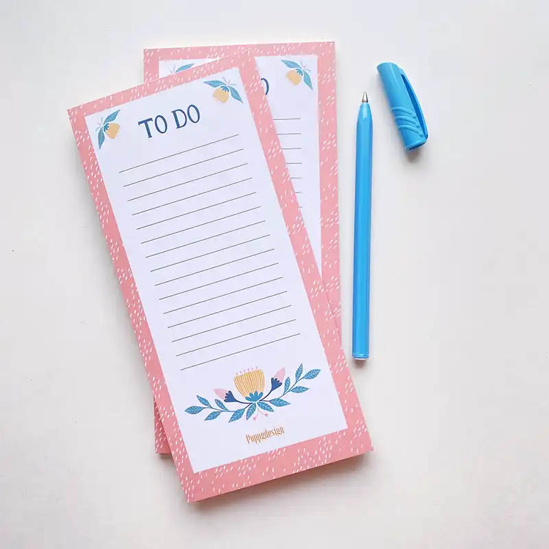 Bilde av en rosa to-do liste med blå penn ved siden av