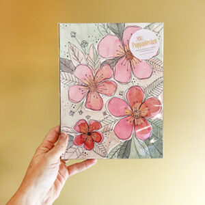 Hånd som holder originalt maleri med blomster