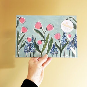 Hånd som holder originalt maleri med flere blomster