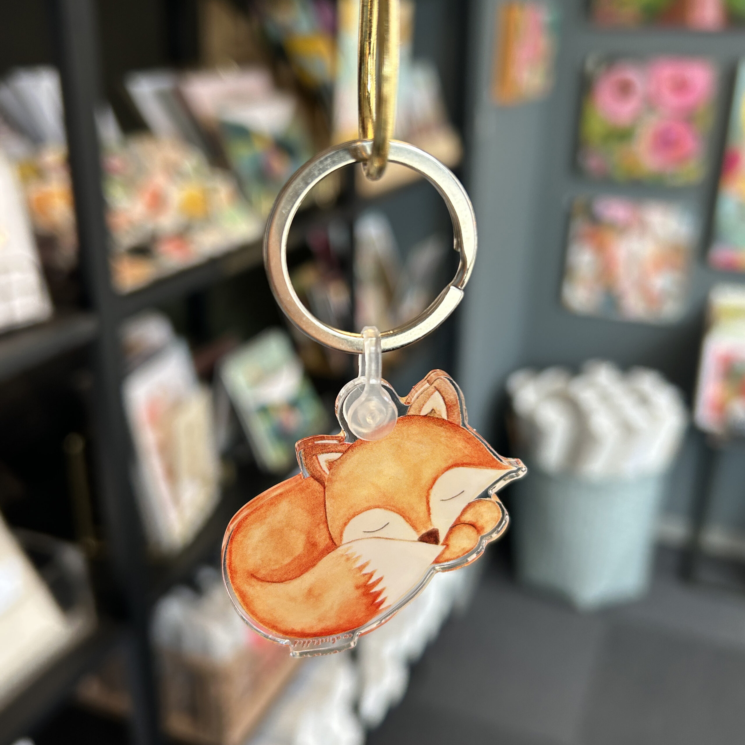 Nøkkelring med Rev som henger fra en gullkrok