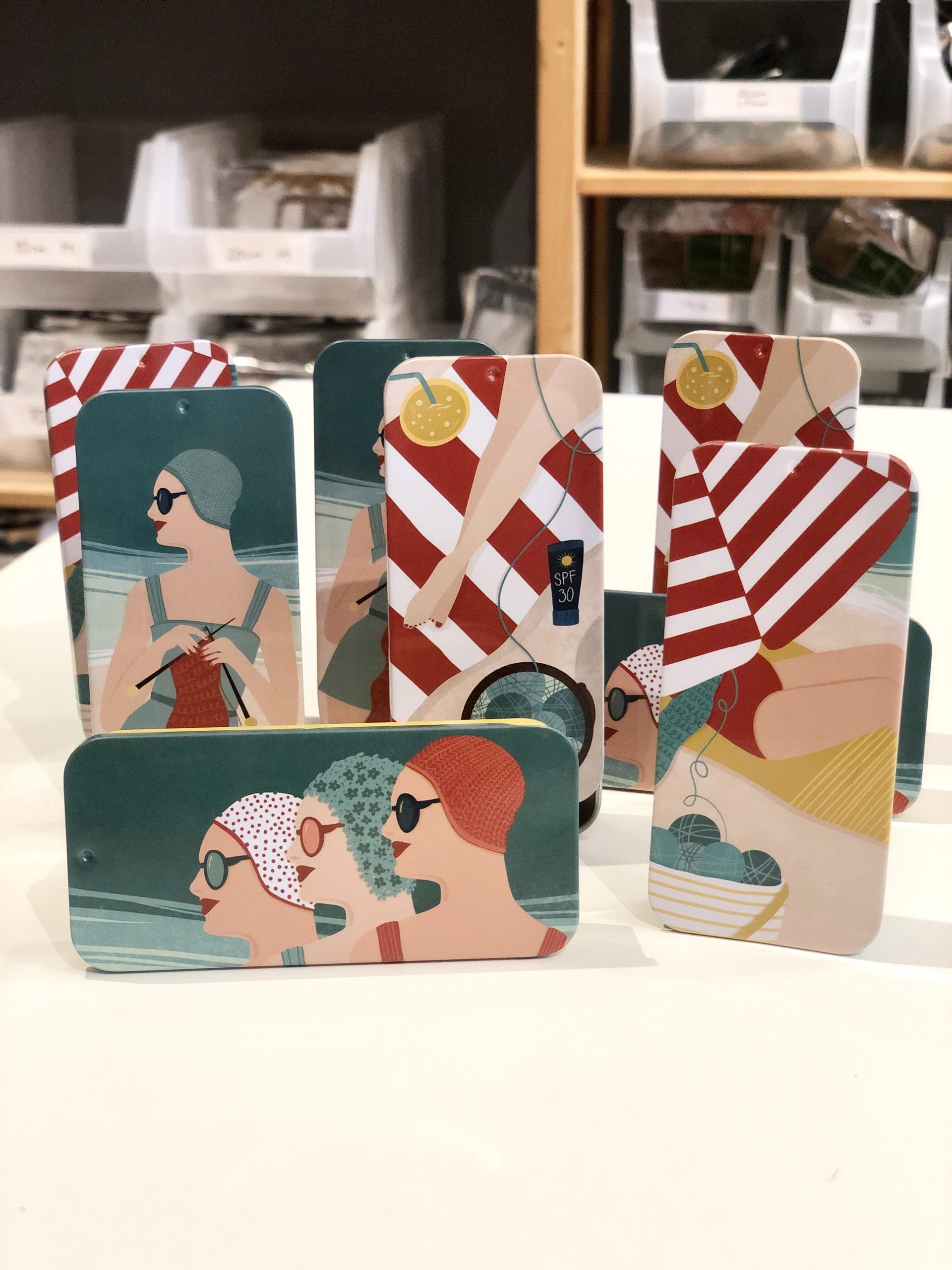 Flere metallbokser med retro motiv