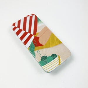 Metallboks med en dame som strikker under en parasoll