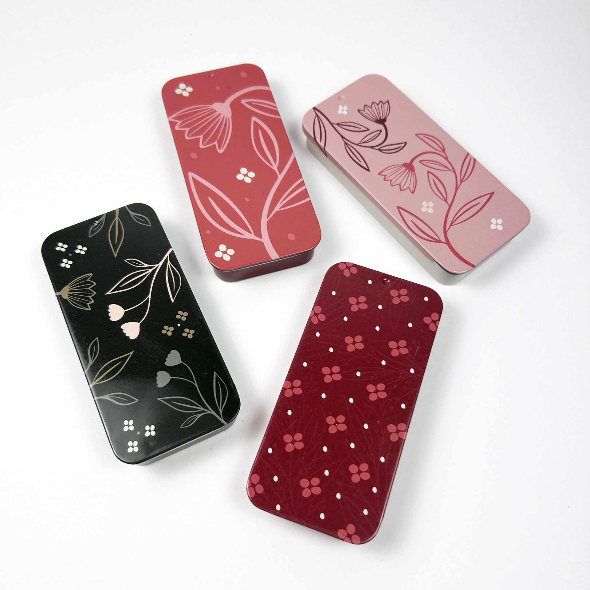 Fire elegante metallbokser til oppbevaring av småsaker