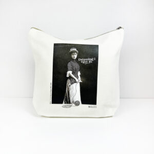 Oppbevaringsmappe med bilde av maud som strikker