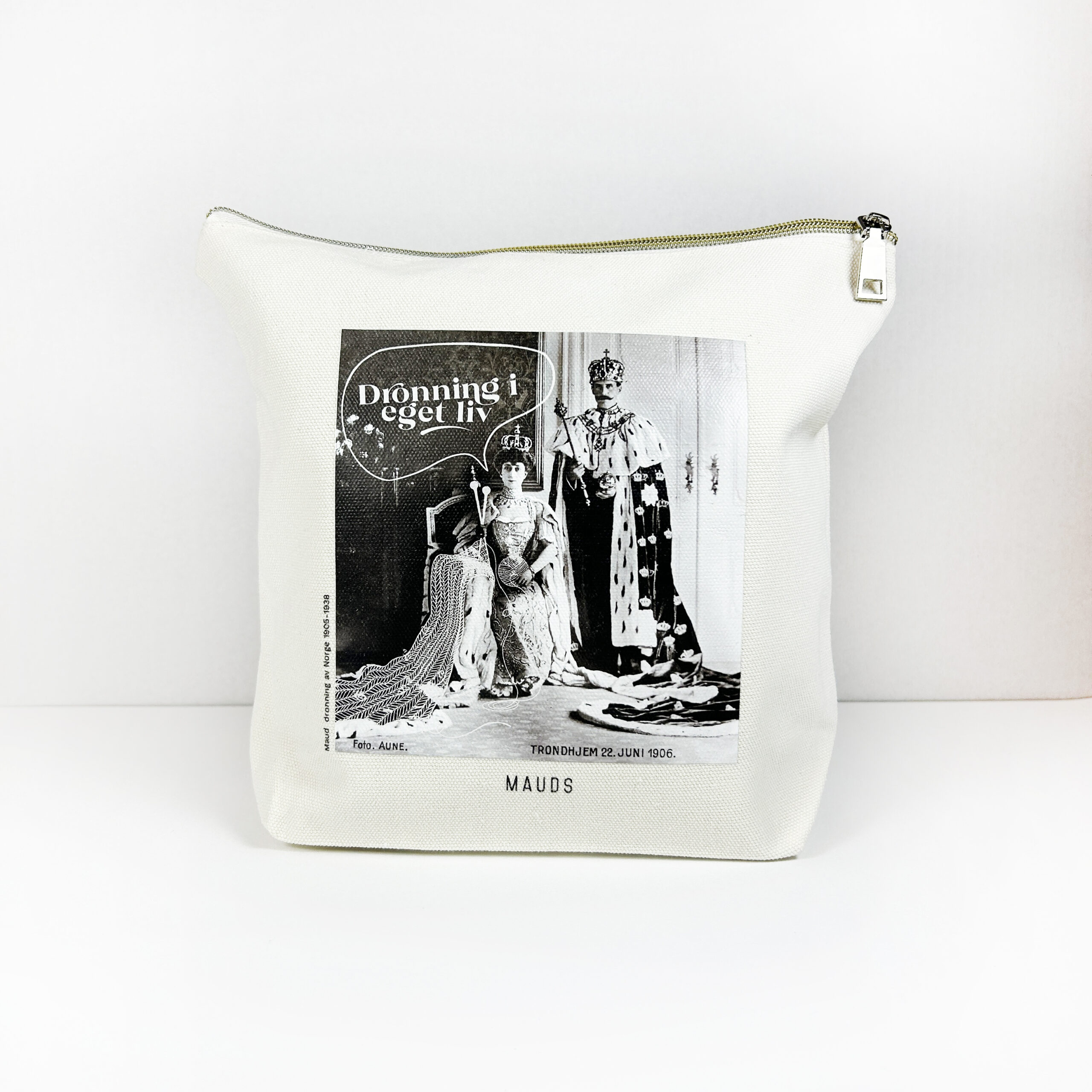 Oppbevaringsmappe med bilde av maud som strikekr og kongen ved siden av.