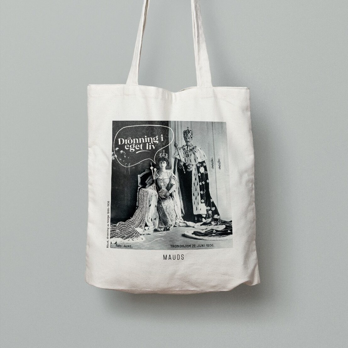 totebag med bilde av maud som strikker. Bildet er fra kroningen.