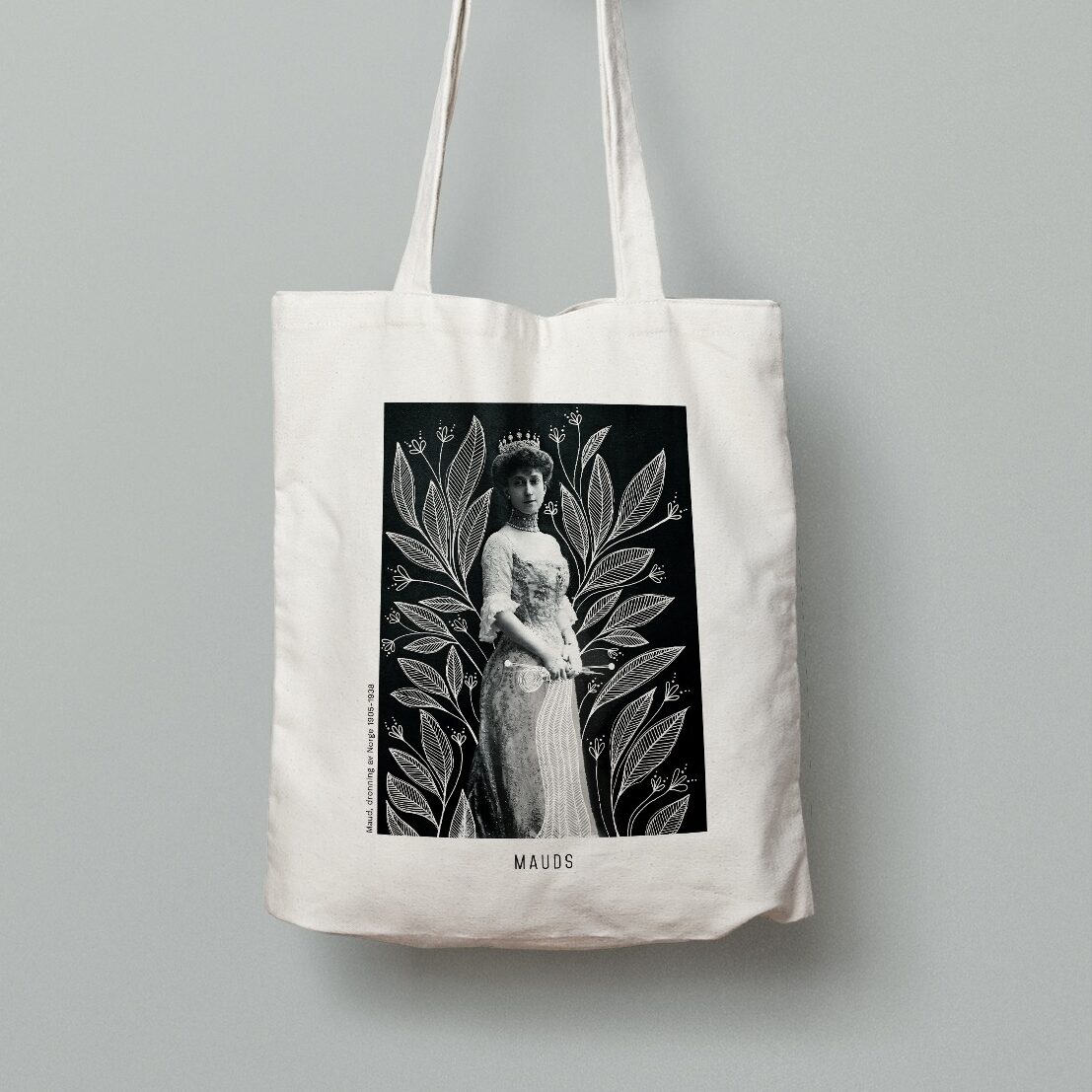 totebag med bilde av maud som strikker med løv i bakgrunnen