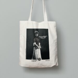 totebag med bilde av maud som strikker.