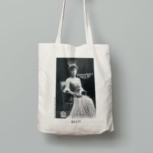 totebag med bilde av maud som sitter i en stol og strikker.