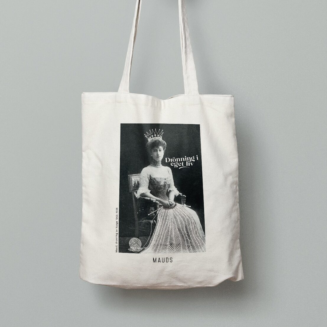 totebag med bilde av maud som sitter i en stol og strikker.