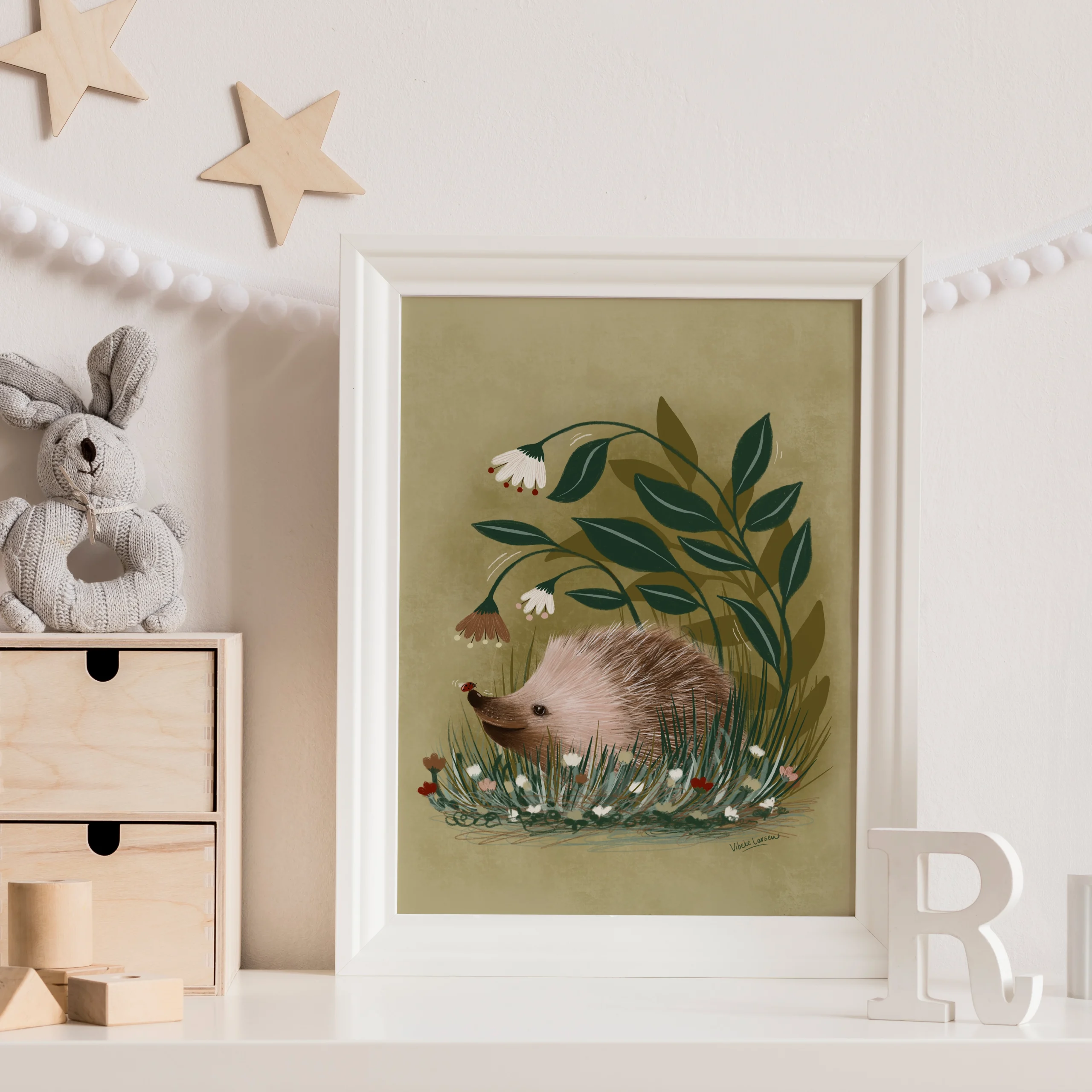 Bilde av en innrammet Plakat til barnerom med et lite pinnsvin med en marihøne på nesen, på barnerom
