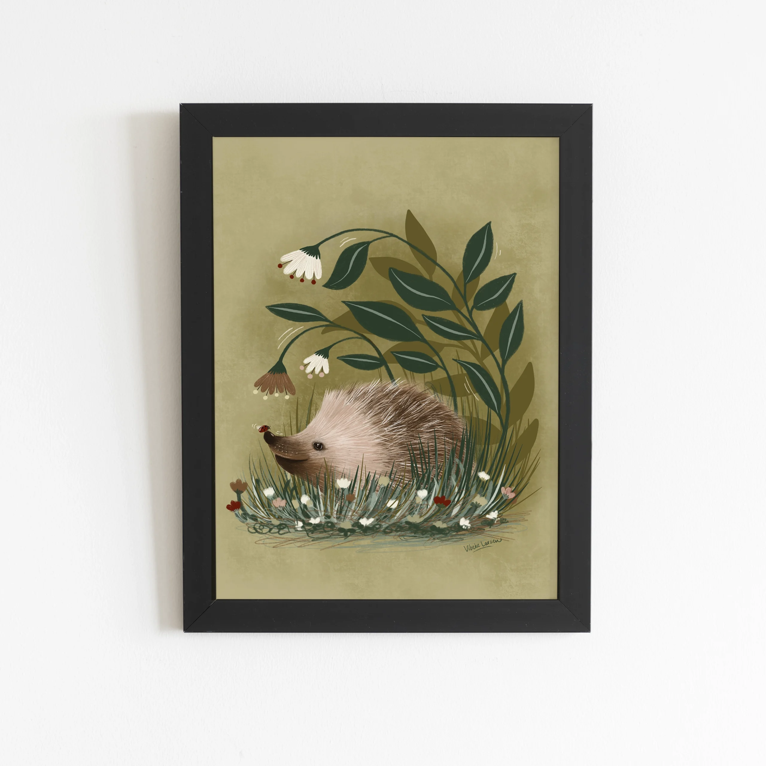 Innrammet Plakat til barnerom med et lite pinnsvin med en marihøne på nesen, designet av Poppydesign