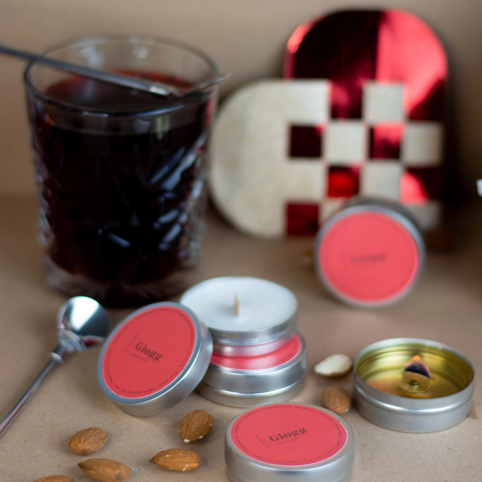 Duftlys med duft av gløgg med julepynt i bakgrunnen